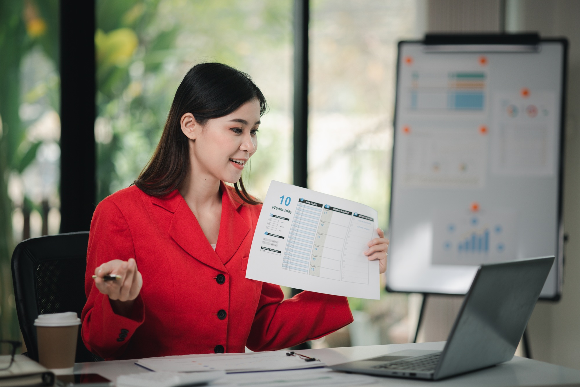 Beautiful Asian woman is a businesswoman who leads a new generation of startups, a woman who runs an